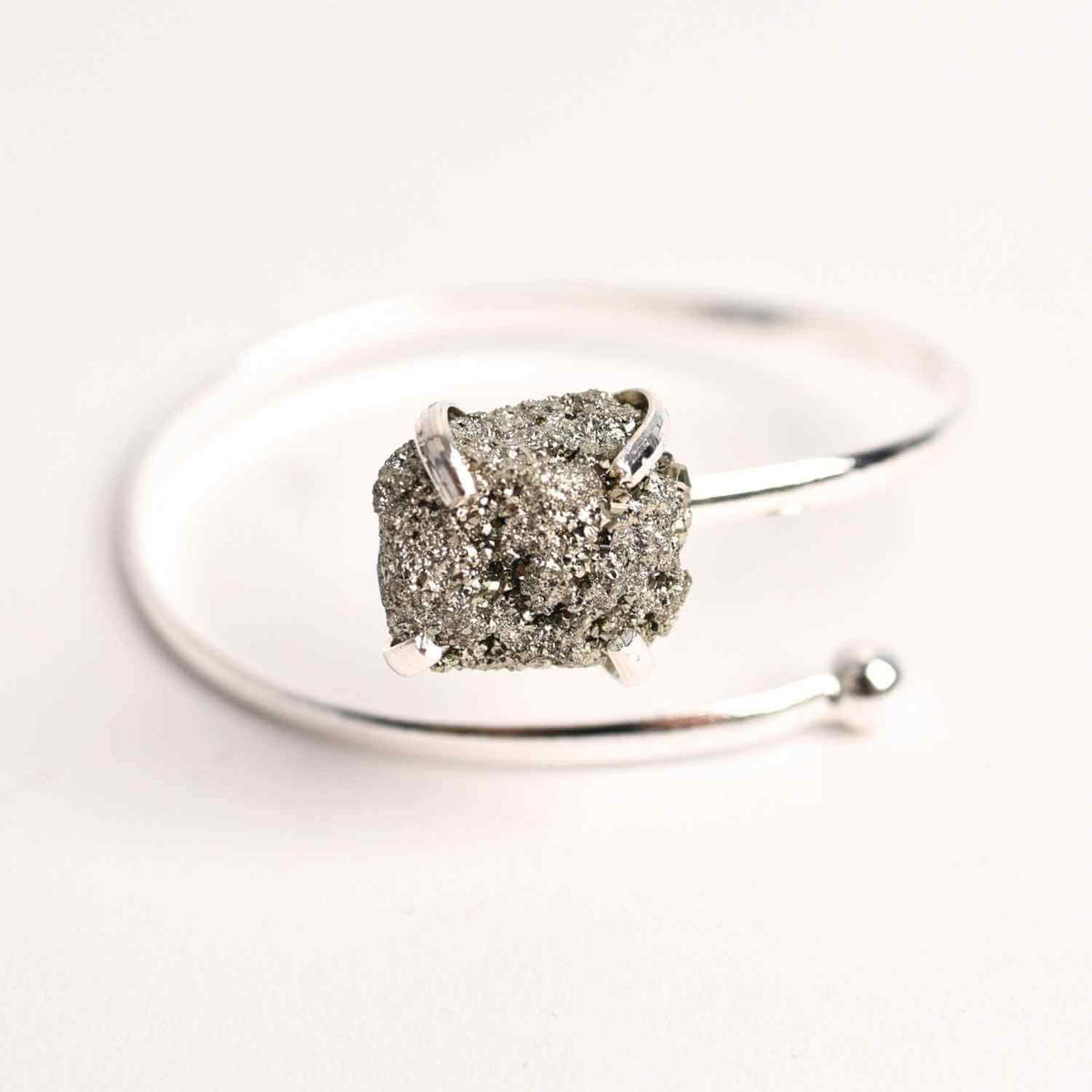 Bratara Metalica Argintie cu Piatra de Pirita, Eleganta si Prosperitate