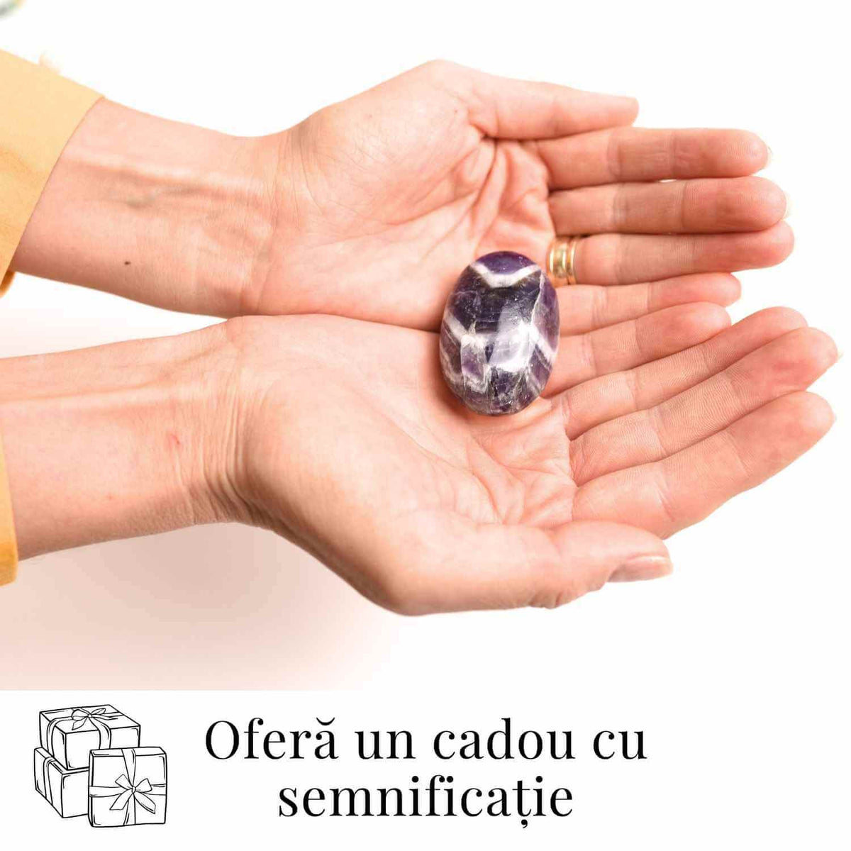 Piatra Ovala Sculptata din Ametist Chevron, Claritate si Protectie - Piatra de Mana