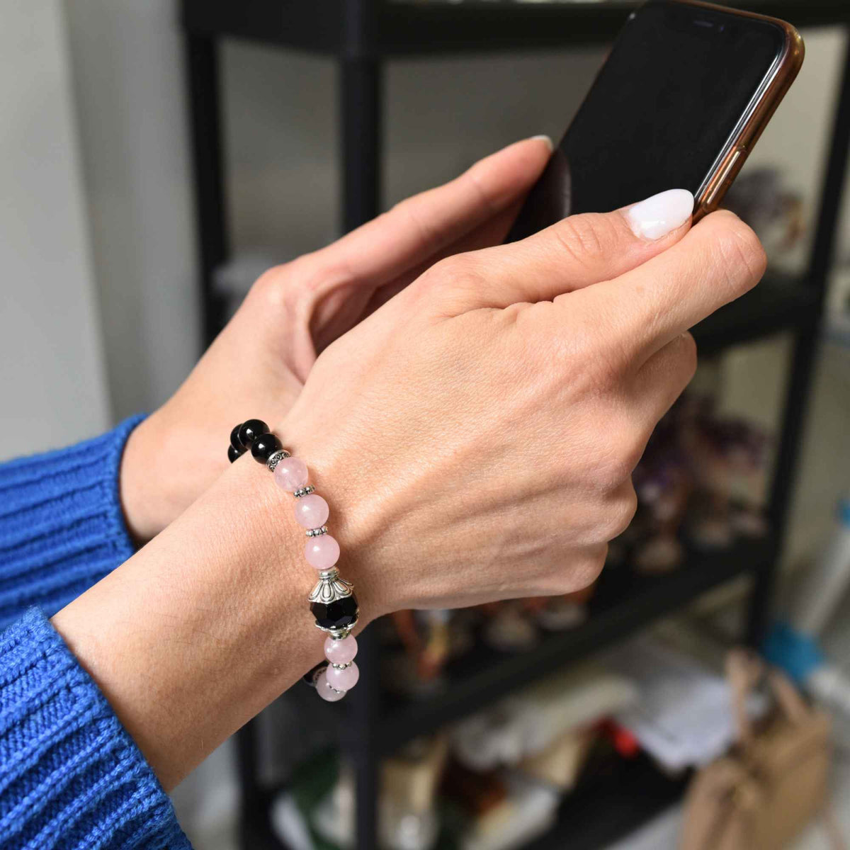 Bratara de vindecare realizata manual cu margele 8mm din cristale semipretioase de onix negru, cuart roz si agat negru