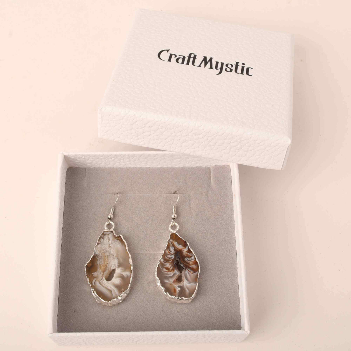 Cercei cu piatra semipretioasa naturala onyx deschis forma geoda cu metal placat argintiu