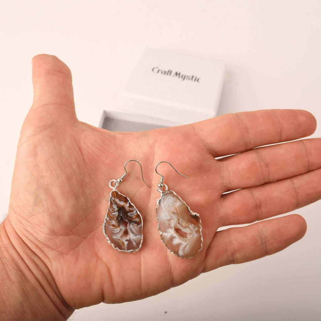 Cercei cu piatra semipretioasa naturala onyx deschis forma geoda cu metal placat argintiu