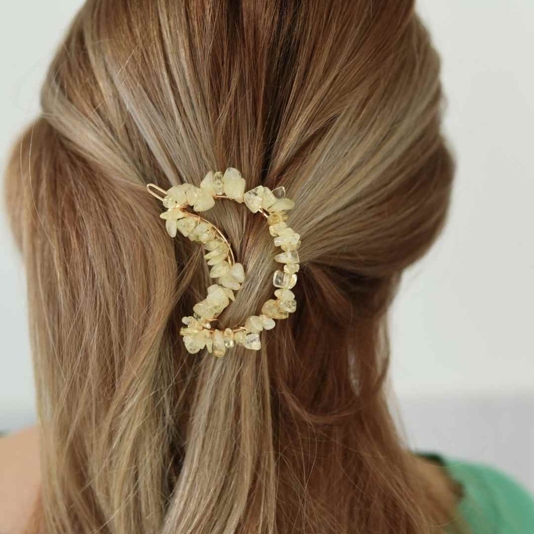 Cleme de par in forma de semiluna cu piatra naturala semipretioasa Ametist pentru un look chic si vibratii pozitive