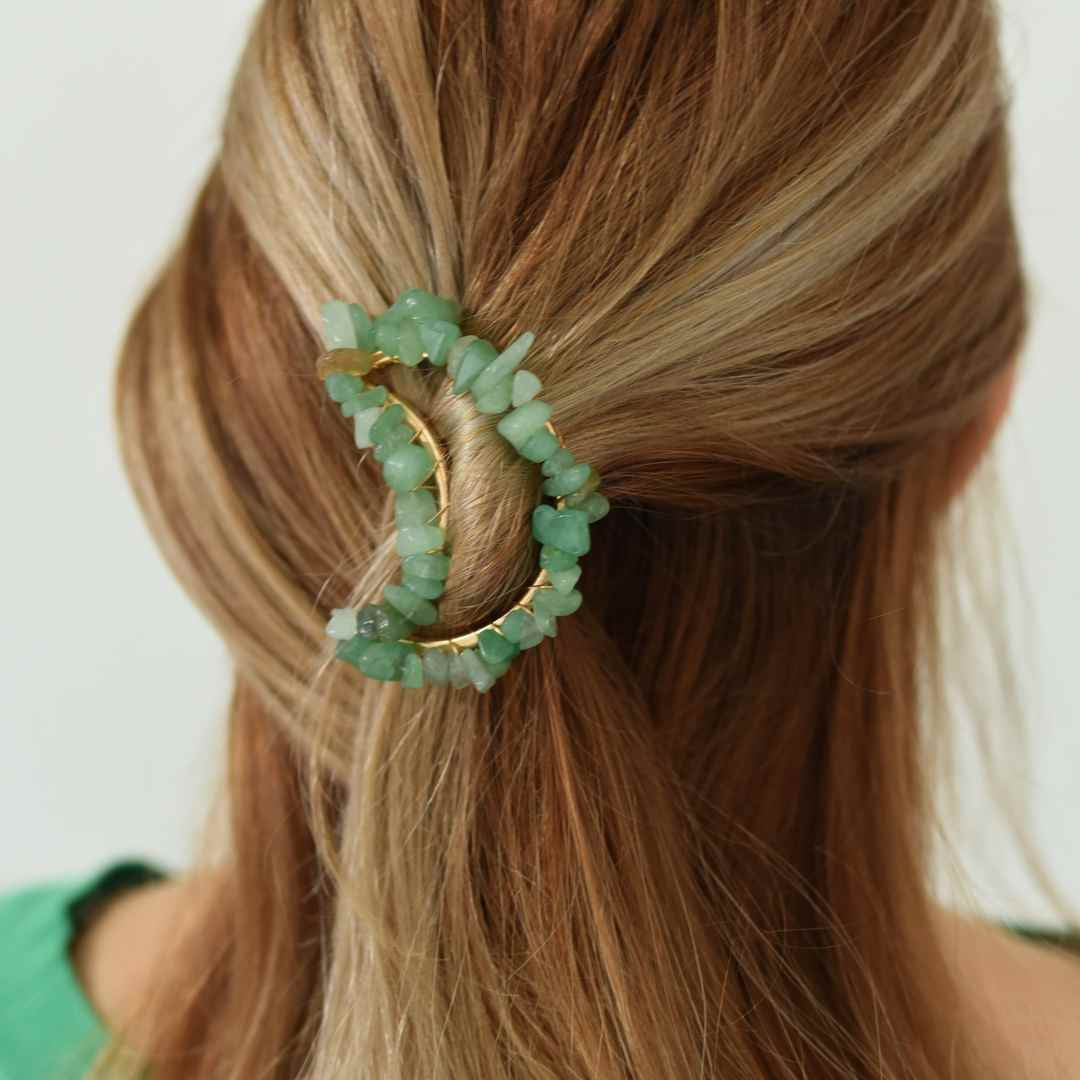 Cleme de par in forma de semiluna cu piatra naturala semipretioasa Ametist pentru un look chic si vibratii pozitive
