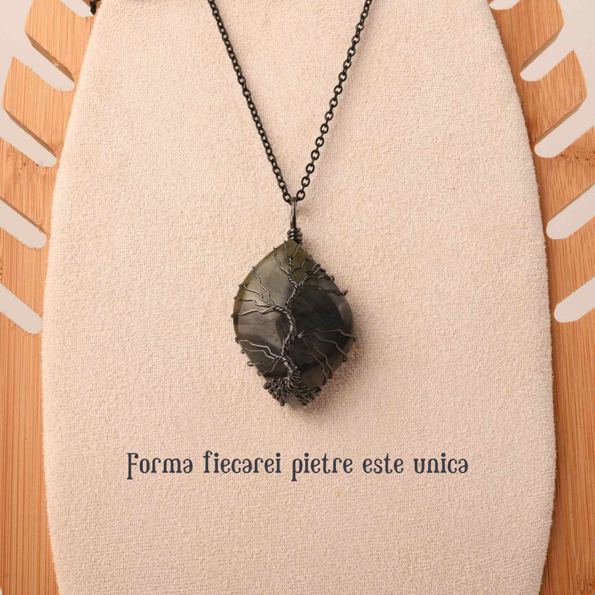 Colier cu pandantiv din labradorit natural pentru barbati si femei - Cristal neregulat lucrat manual, invelit cu sarma model arborele vietii - O piatra semipretioasa pentru meditatie, intuitie, imagin