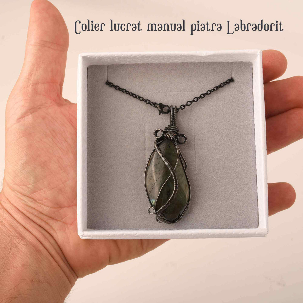 Colier cu pandantiv din labradorit natural pentru barbati si femei - Cristal neregulat lucrat manual, invelit cu sarma model neregulat - O piatra semipretioasa pentru meditatie, intuitie, imagin