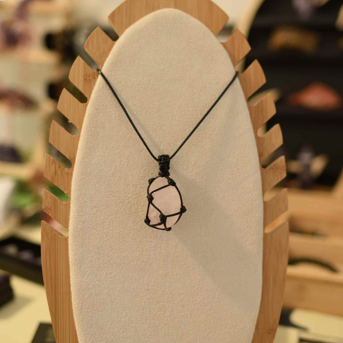 Colier cu Pandantiv din Piatra Cuart Roz si Sfoara Impletita, Bijuterie pentru Meditatie si Yoga, Cadou Special pentru Femei