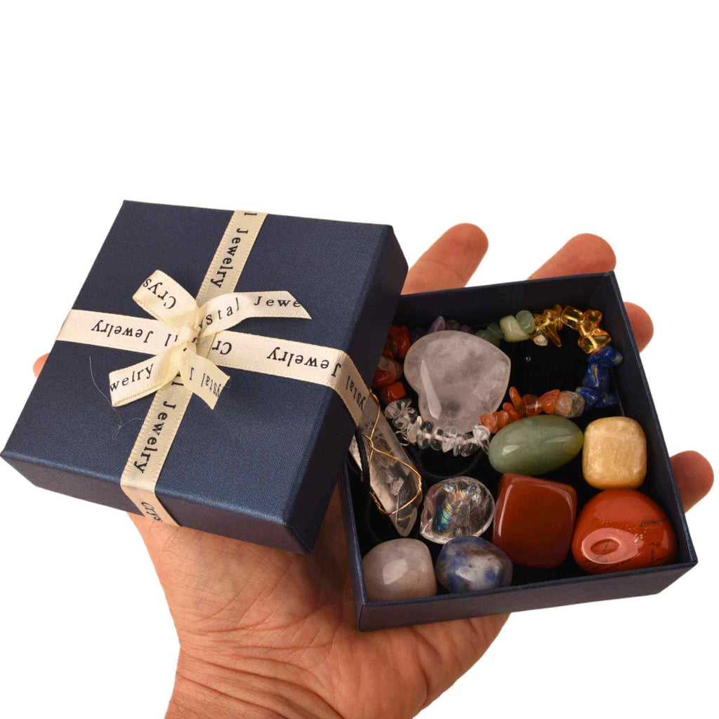 Mini Set cu 8 mini pietre semipretioase polisate, 1 bratara chakra, 1 colier cu cristal de stanca si o inima din cuart roz
