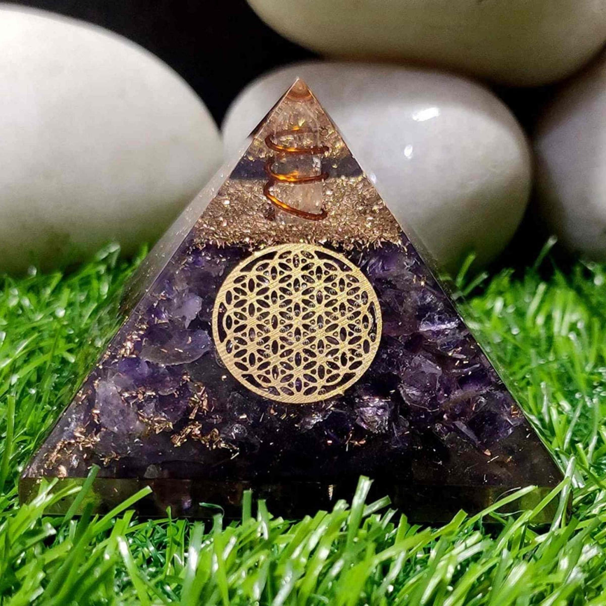 Piramida Orgonica cu cristal Ametist si simbolul floarea vietii 8 cm – Pentru energie, vindecarea reiki, echilibrarea chakrelor