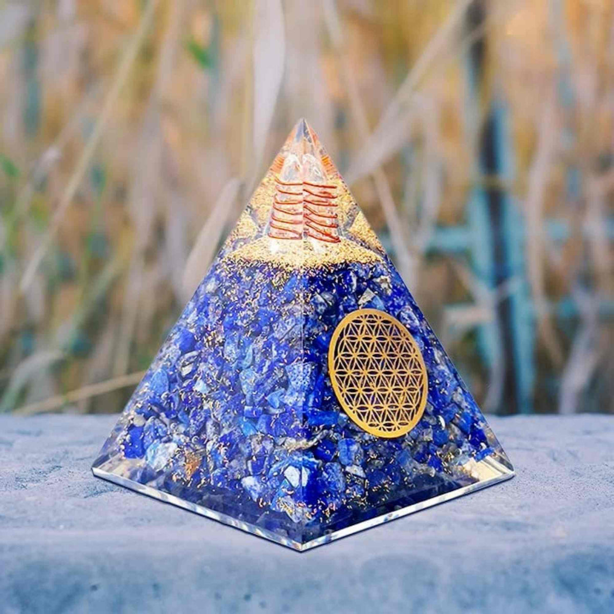 Piramida Orgonica cu cristale Lapis Lazuli si simbolul floarea vietii 8 cm – pentru intelepciune, armonie, onestitate si constientizare de sine