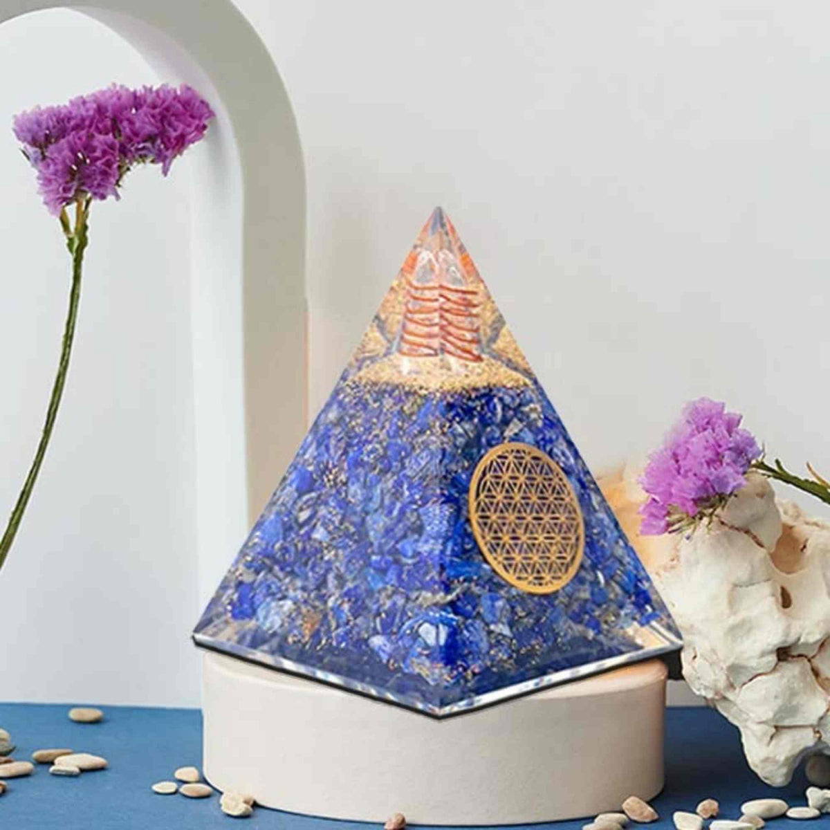 Piramida Orgonica cu cristale Lapis Lazuli si simbolul floarea vietii 8 cm – pentru intelepciune, armonie, onestitate si constientizare de sine