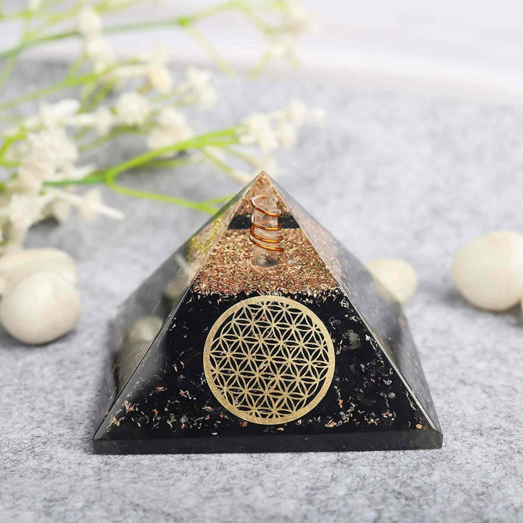 Piramida Orgonica cu Turmalina neagra si simbolul floarea vietii 8 cm – pentru meditatie si trezirea spiritualitatii si a abilitatilor interioare