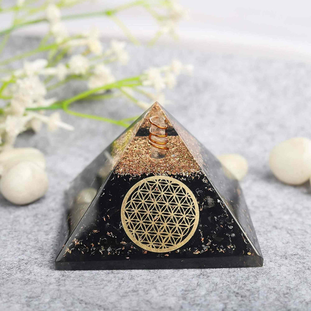 Piramida Orgonica cu Turmalina neagra si simbolul floarea vietii 8 cm – pentru meditatie si trezirea spiritualitatii si a abilitatilor interioare