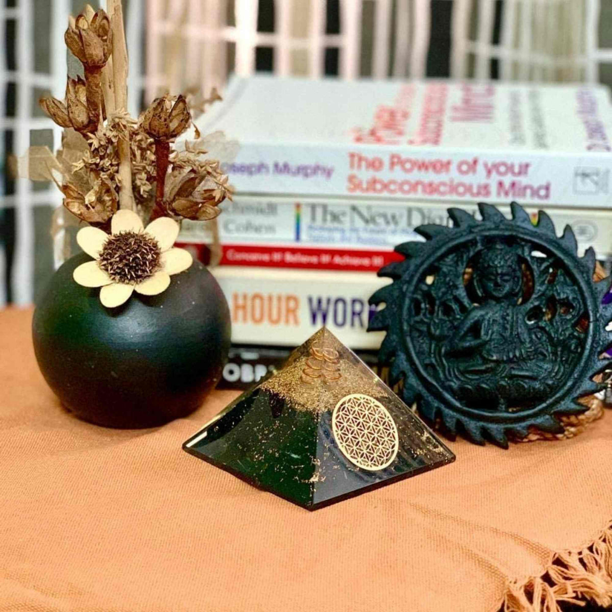 Piramida Orgonica cu Turmalina neagra si simbolul floarea vietii 8 cm – pentru meditatie si trezirea spiritualitatii si a abilitatilor interioare