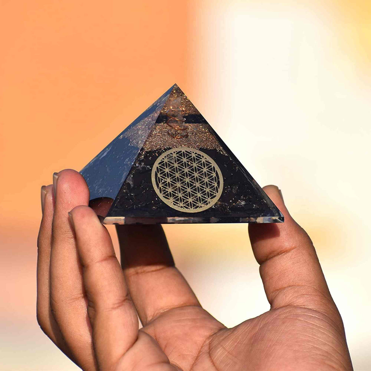 Piramida Orgonica cu Turmalina neagra si simbolul floarea vietii 8 cm – pentru meditatie si trezirea spiritualitatii si a abilitatilor interioare