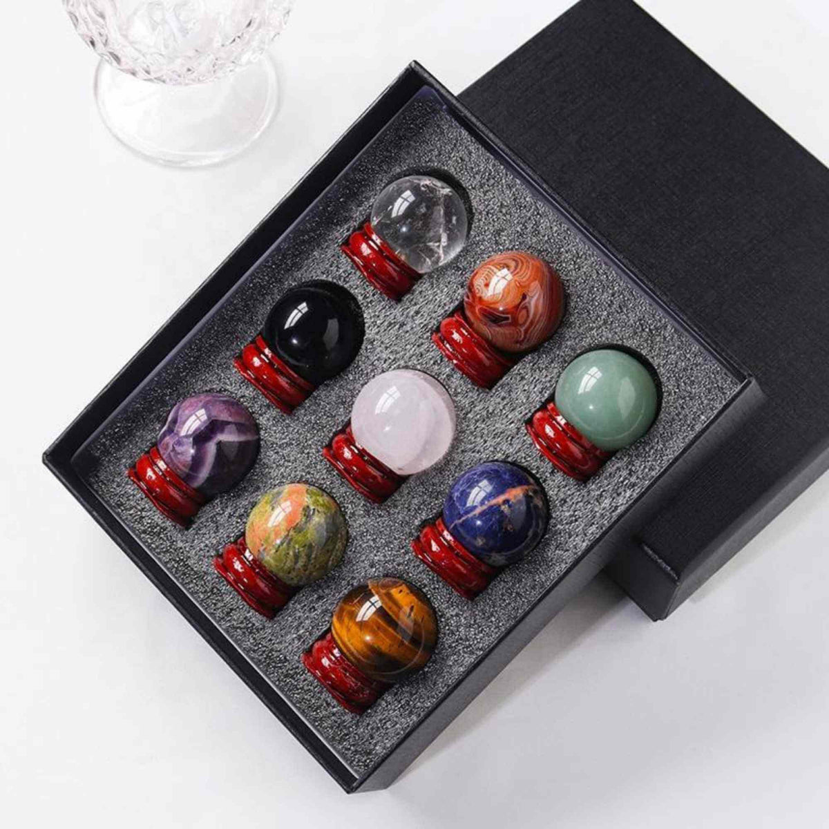 Set 9 sfere din cristale naturale sempretioase in cutie cadou – Pentru decor feng shui, meditatie, astrologie