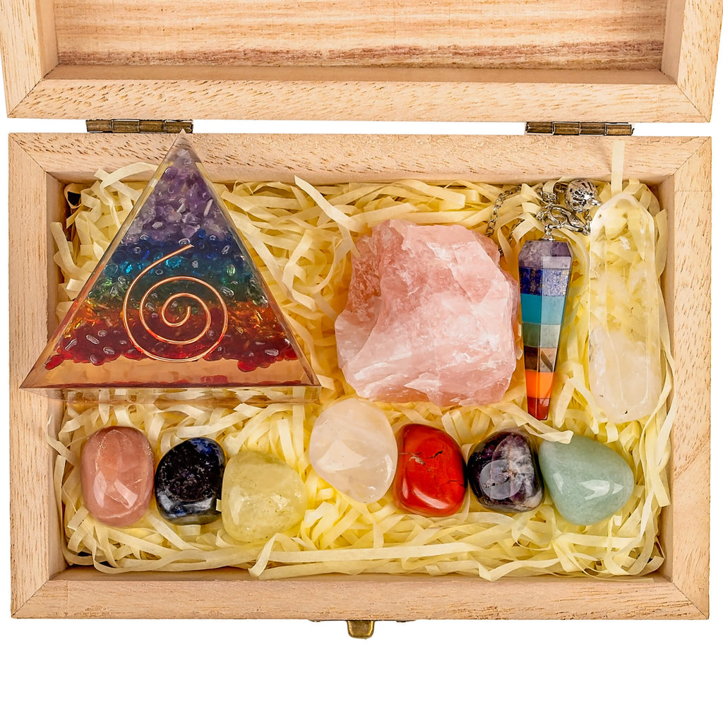 Set Cristale si Pietre Naturale Vindecatoare Chakra in cutie de lemn- 11 piese pentru meditatie, spiritualitate, echilibrarea chakrelor – Piramidă de orgon chakra , pendul chakra, cuart roz neslefuit, varf de cristal transparent, 7 pietre slefuite + Brosura cu Proprietatile Cristalelor.