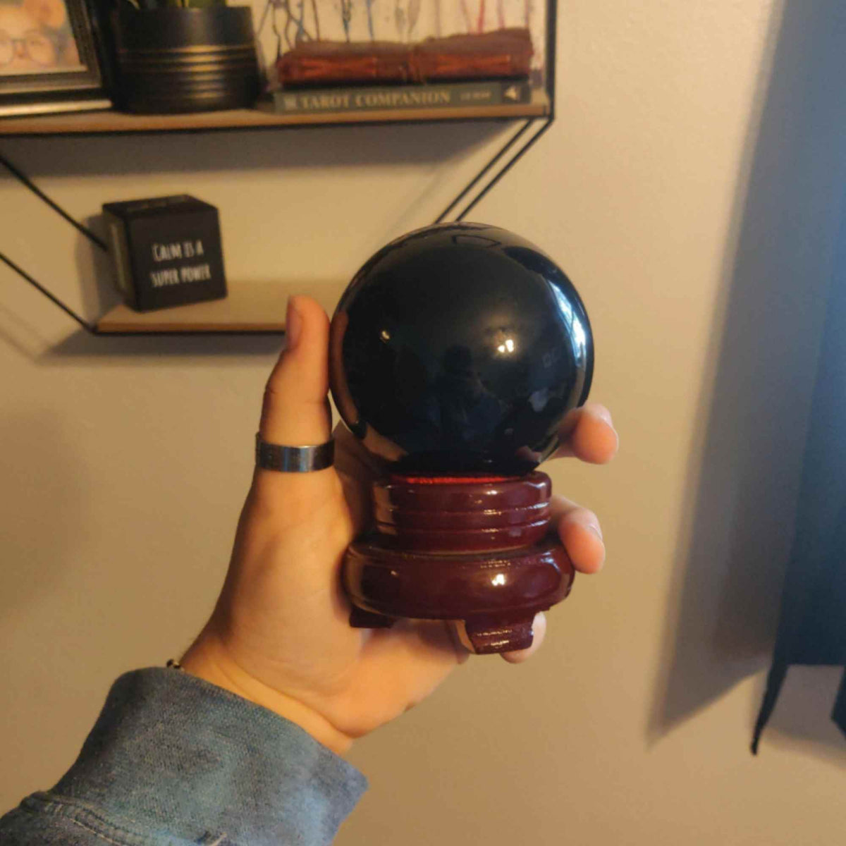 Sfera pudra obsidian negru 80 mm , minge de cristal decorativa, cu suport de lemn - Pentru decor, meditație, vindecare