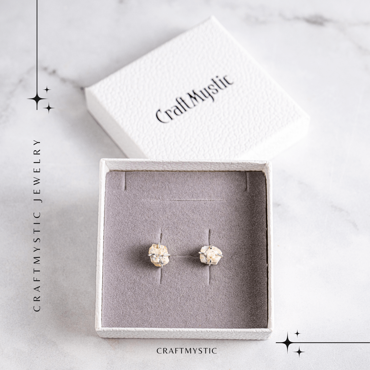 Cercei argintii cu piatra Howlita – Minimalism cu energie linistitoare